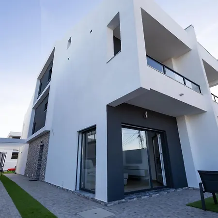 Casa Com Piscina Aquecida E Suítes Privadas Hébergement de vacances *